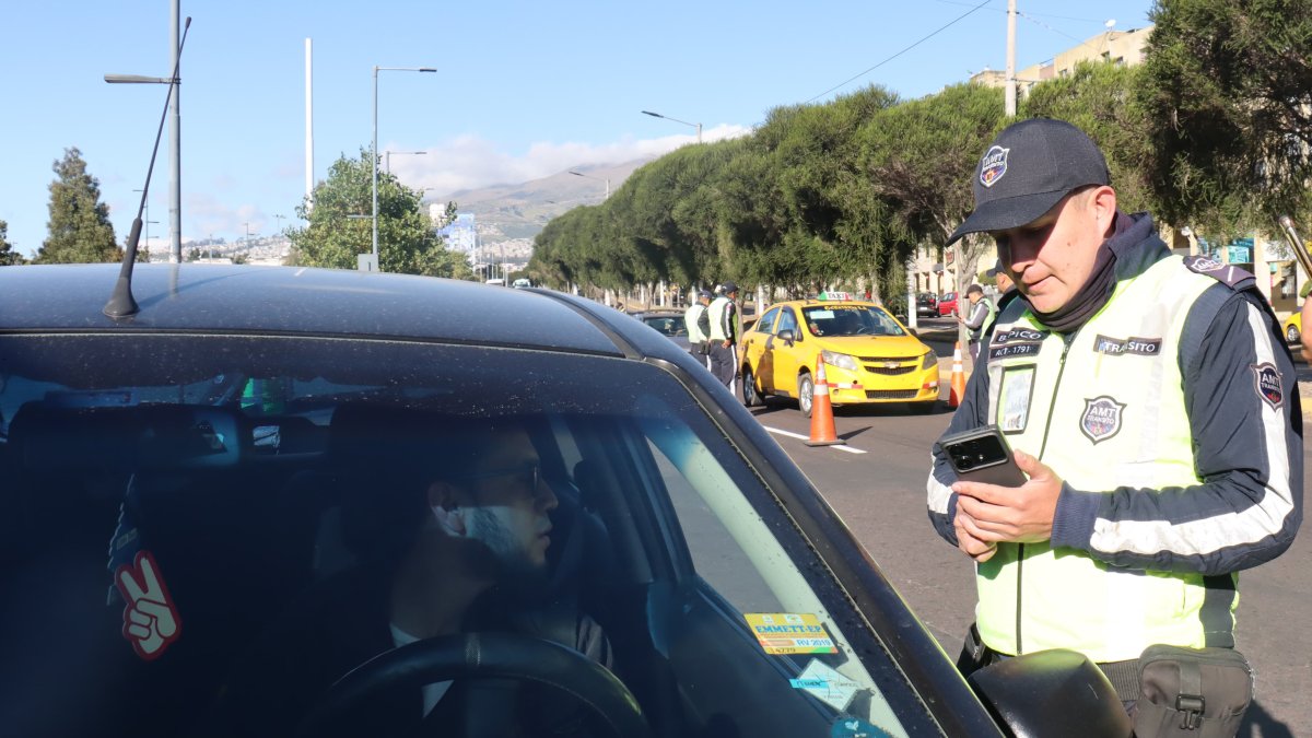 Agentes de la AMT realizan el control de los límites de velocidad en Quito. Desde este 30 de julio sancionarán a los conductores.