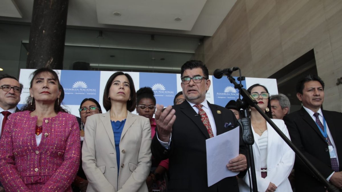 Desde el PSC, se indicó que las condiciones para llegar al acuerdo con el FMI fueron inconvenientes, pero que la Asamblea Nacional no tiene facultad para autorizar o desautorizar dicho acuerdo.