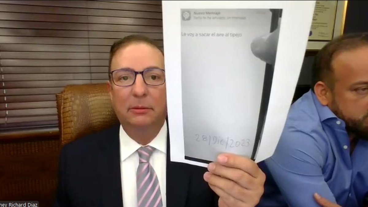 Richard Diaz, abogado de Xavier Jordán, presenta los supuestos chats entre Ronny Aleaga y la fiscal Diana Salazar