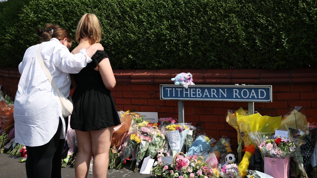 Jóvenes y adultos rinden homenaje a las víctimas de la tragedia ocurrida en Southport, Gran Bretaña.