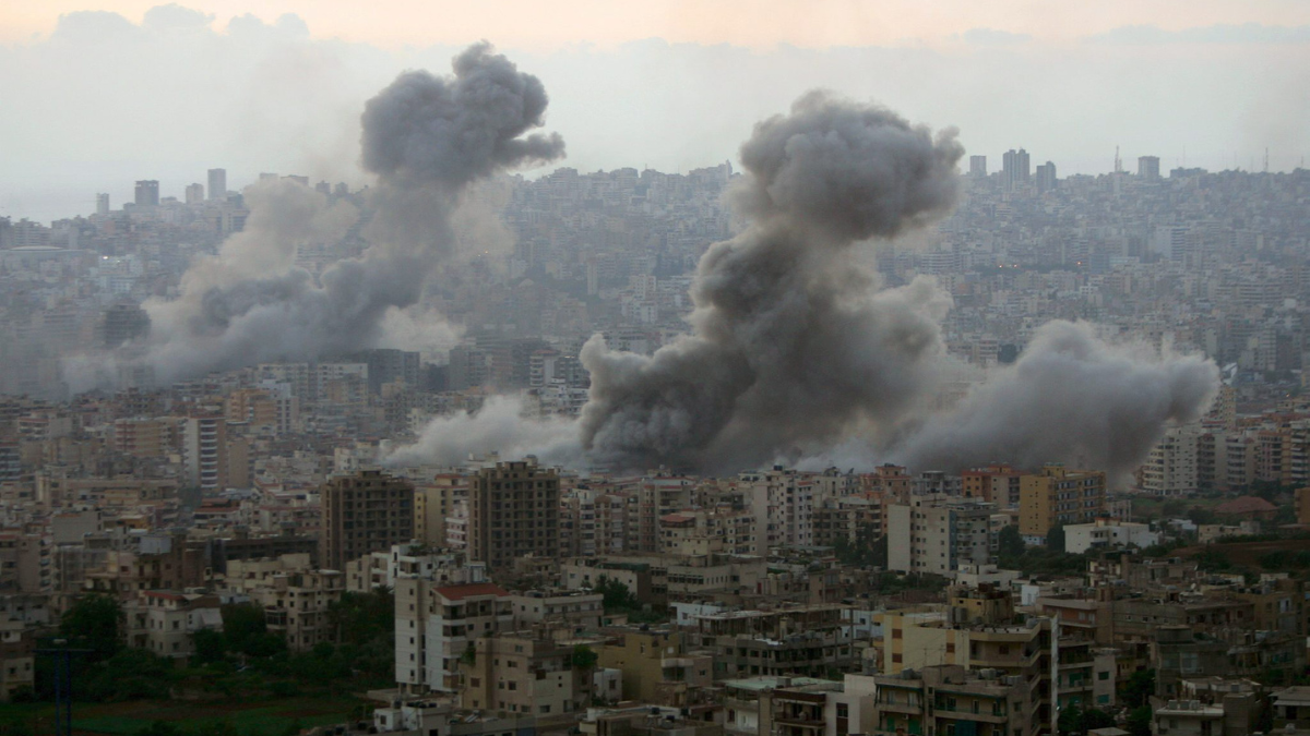 Foto archivo. Una nube de humo surge de la ciudad libanesa de Beirut tras un ataque aéreo israelí.