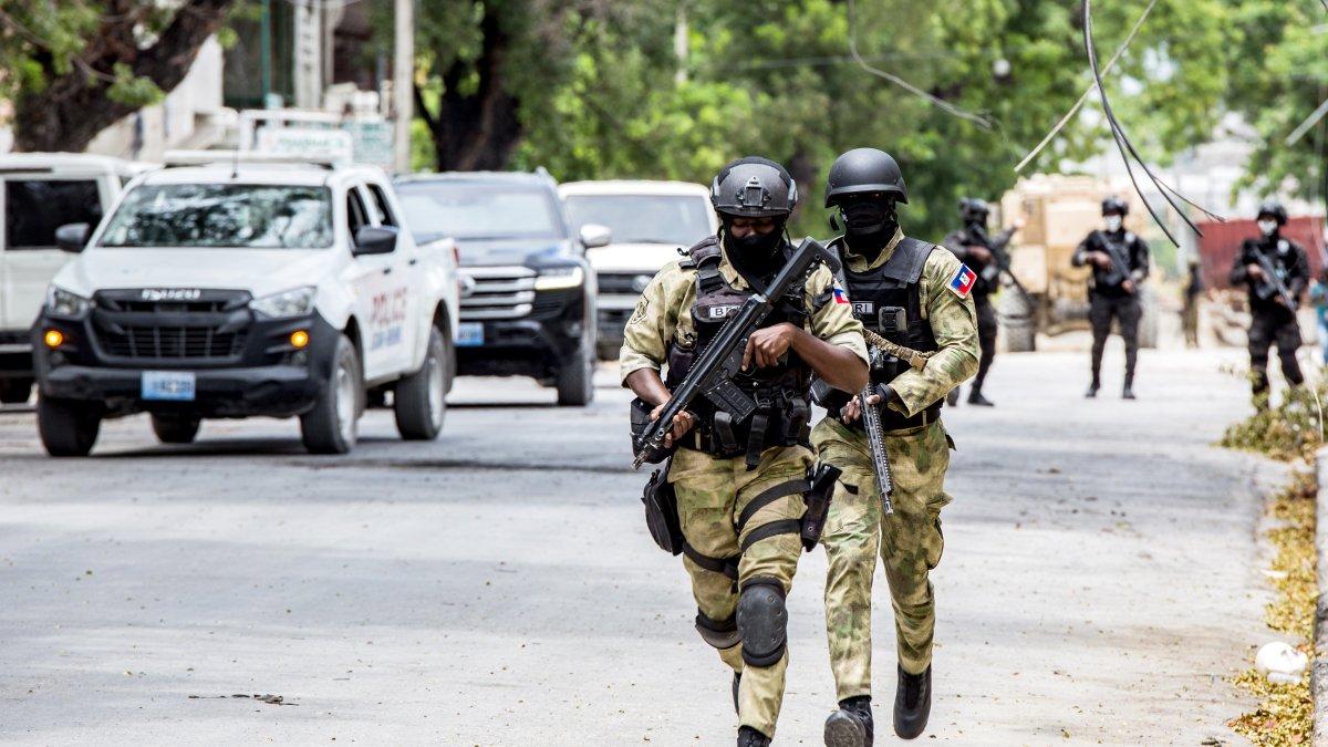 Policías haitianos vigilan luego de un ataque al primer ministro haitiano, Garry Conille, este lunes en Puerto Príncipe (Haití).