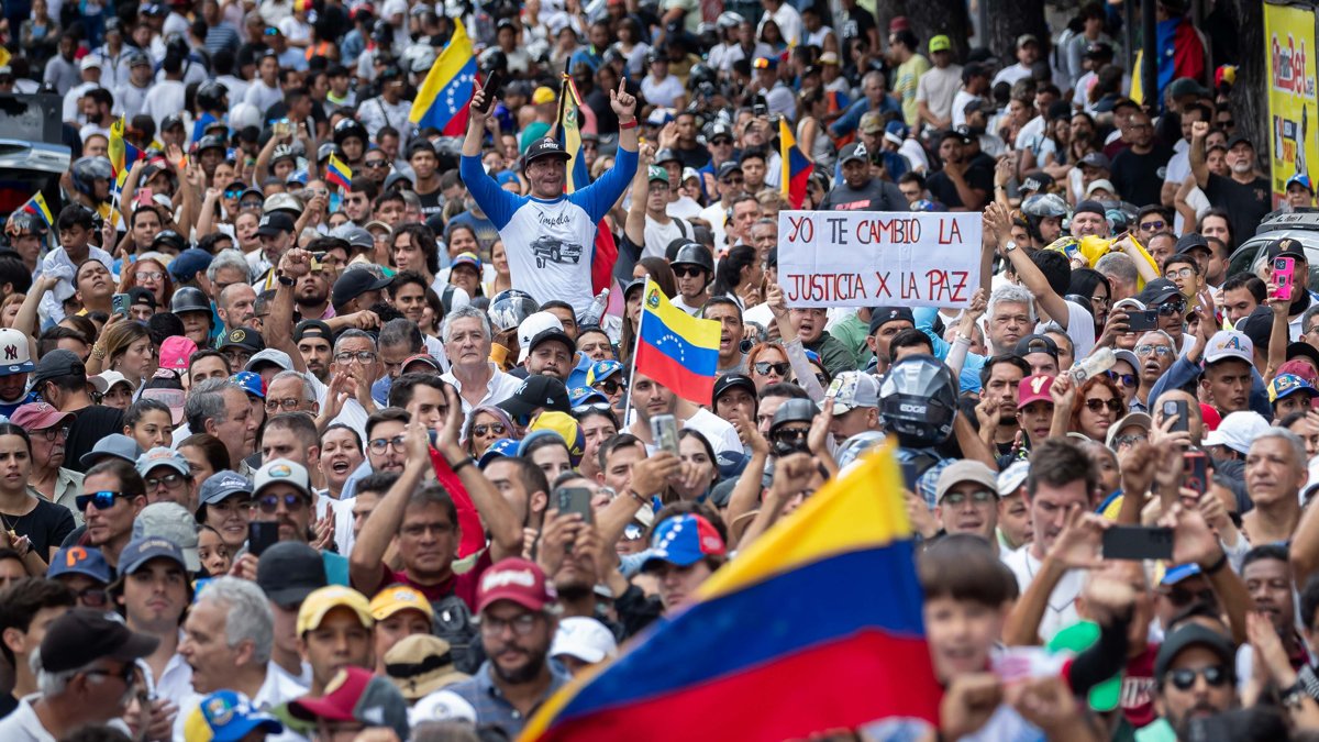 Ciudadanos asisten a una manifestación de apoyo al candidato a la presidencia de Venezuela Edmundo González Urrutia este martes, en Caracas (Venezuela).