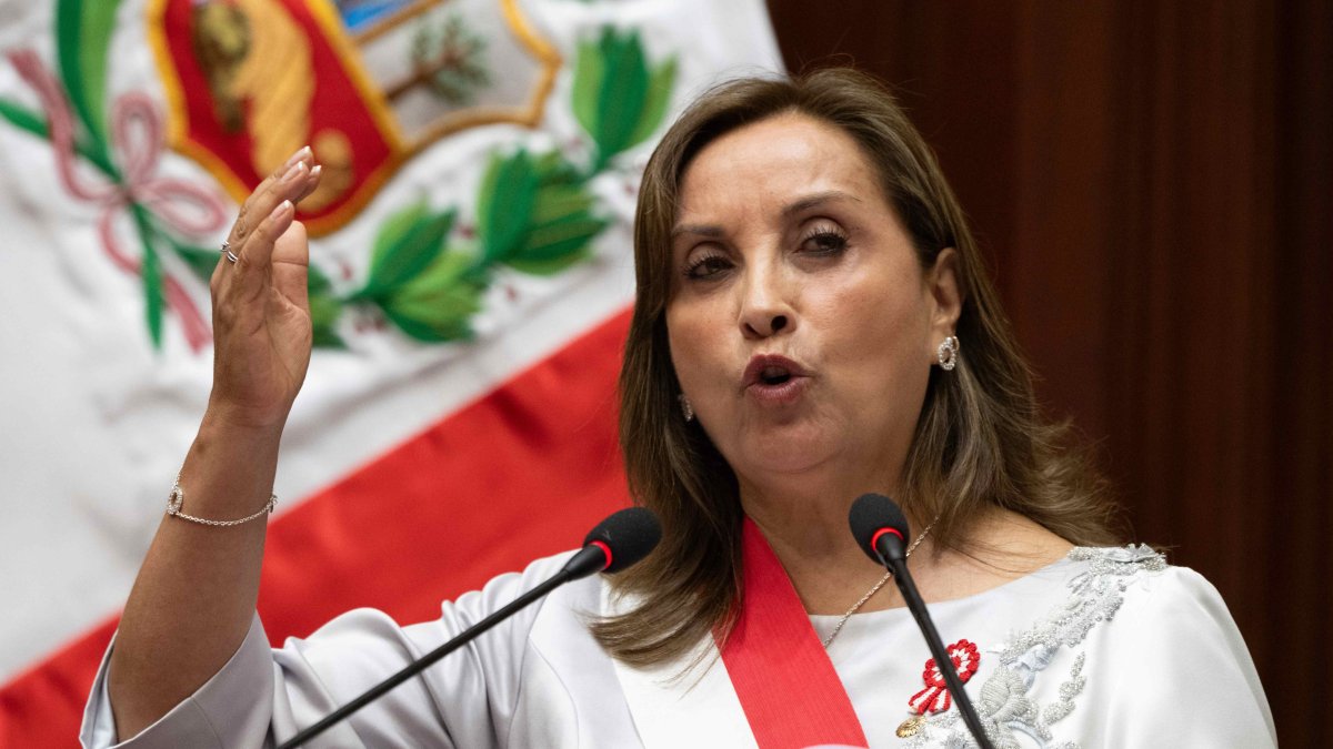 La presidenta de Perú, Dina Boluarte, concluye un discurso de cinco horas.