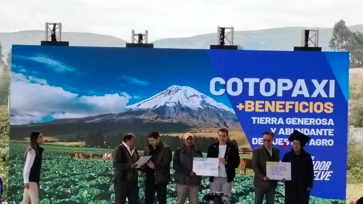 En la entrega de la personería jurídica a una asociación de productores de Salcedo