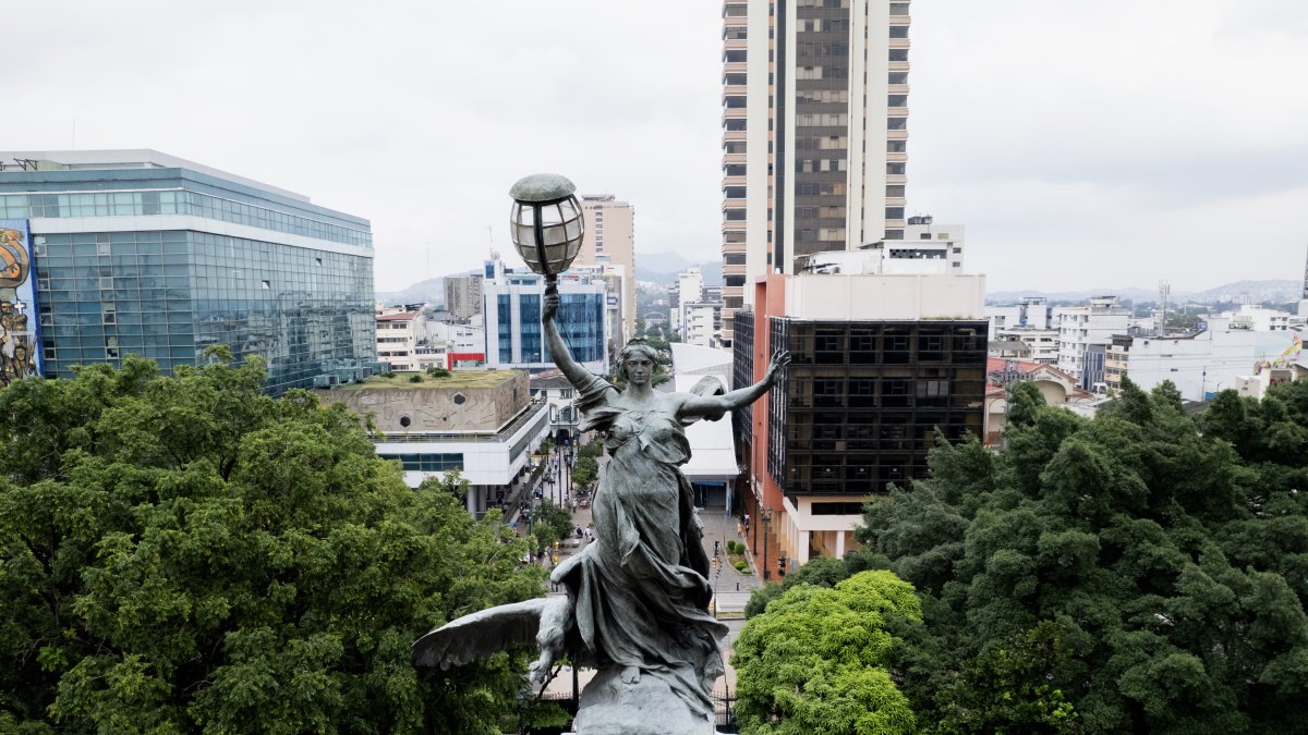 Uno de los faroles más emblemáticos de Guayaquil está ubicado en la cúspide de la Columna de los Próceres, en la plaza Centenario.