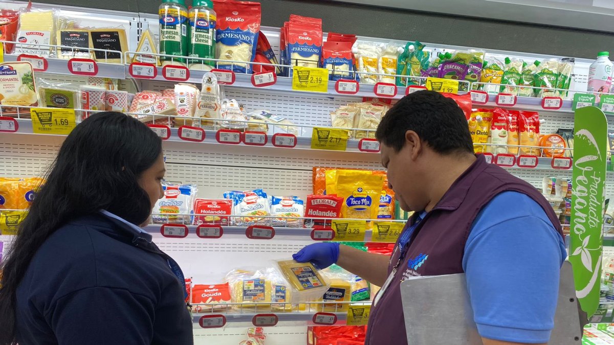 Control. Técnicos de la entidad recorren supermercados y distribuidoras.