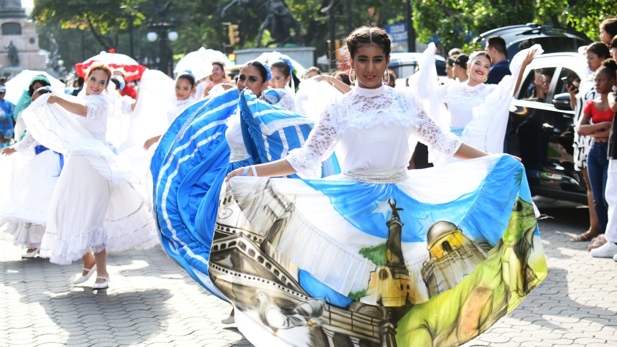 Los desfiles lograron congregar a decenas de personas en las fiestas.