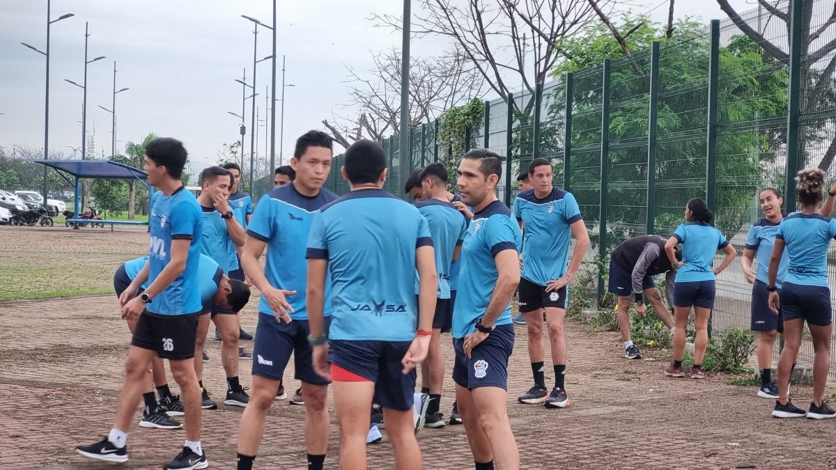 Los árbitros de fútbol del Guayas en sesión de entrenamiento matutino en el Parque Samanes, al norte de Guayaquil. Entre ellos el réferi internacional Guillermo Guerrero (d).