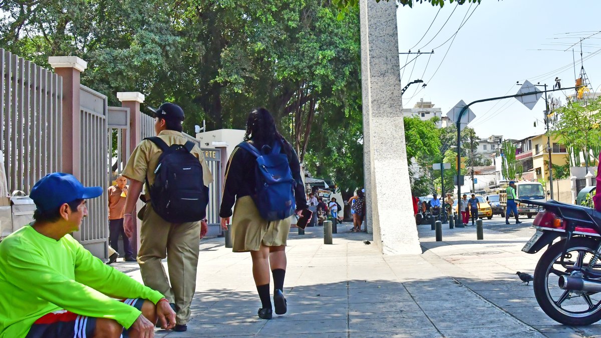 Los guayaquileños piden fortalecer la seguridad fuera de los colegios y en las zonas aledañas.