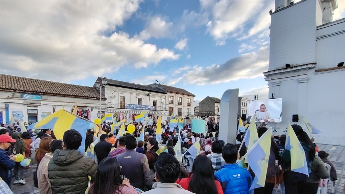 En la plaza de Santo Domingo ciudadanos realizaron un plantón de respaldo al alcalde de Latacunga.