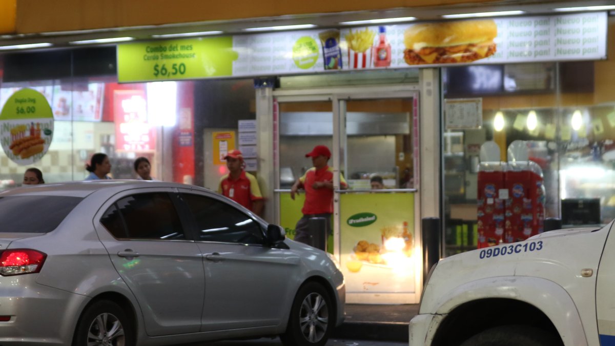 En el centro de la ciudad de Guayaquil, hubo una alerta de seguridad por un hombre armado con un machete.