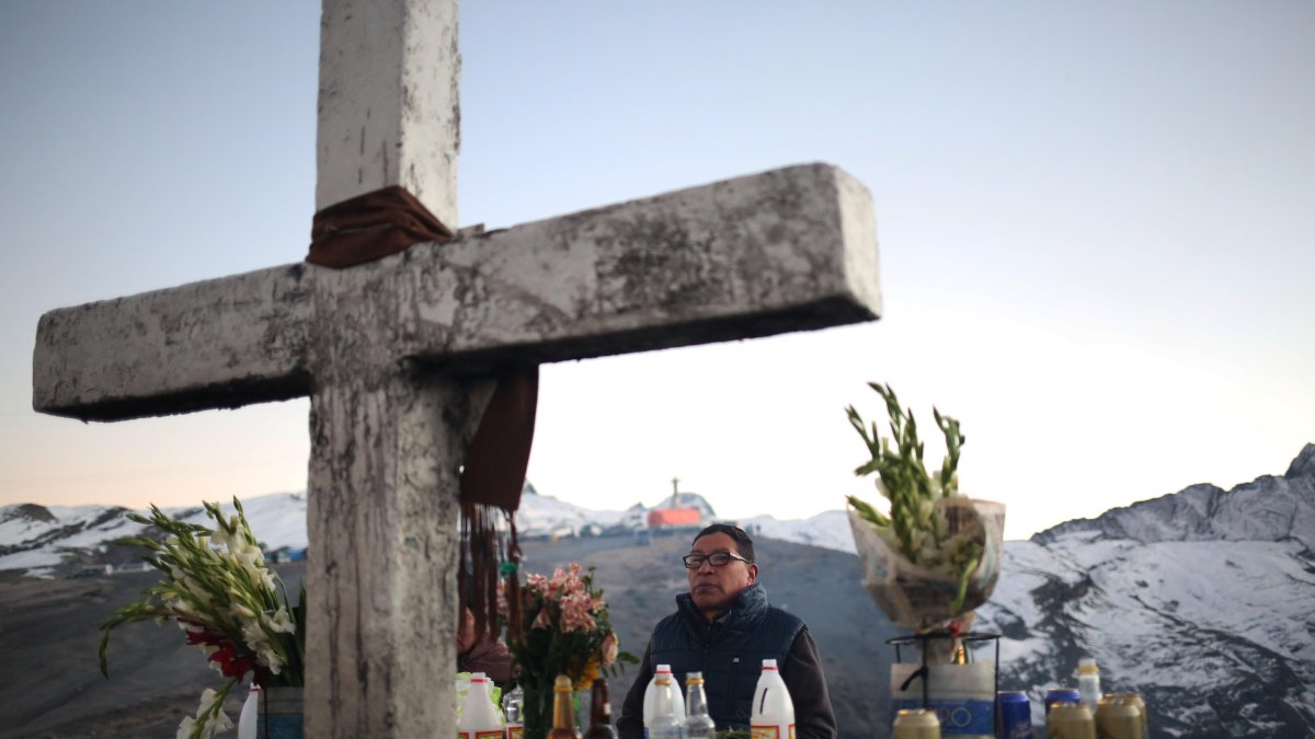 Un hombre reza antes de realizar una ofrenda para la Pachamama en La Cumbre (Bolivia), el 1 de agosto de 2023.