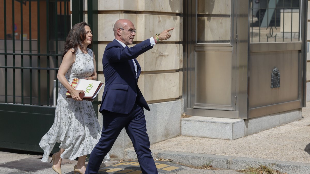El portavoz y europarlamentario de Vox, Jorge Buxadé, junto a la coordinadora jurídica del partido, Marta Castro, a su salida del Palacio de la Moncloa, este martes en Madrid.