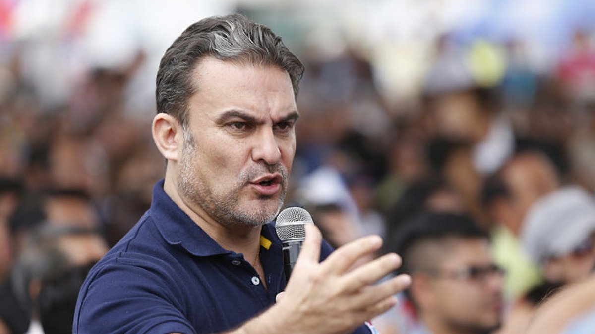 El exministro del Interior del gobierno de Rafael Correa fue seleccionado por el movimiento Centro Democrático como carta presidencial.