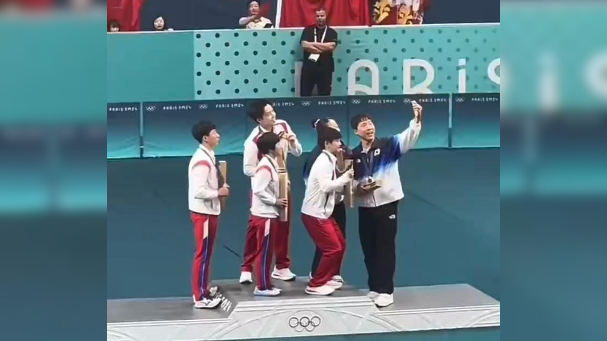 Deportistas de China, Corea del Sur y Corea del Norte posan juntos para una selfie.