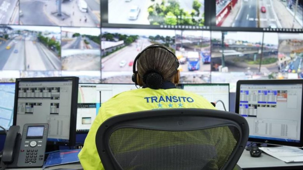 Los agentes de tránsito realizarán las multas desde el Centro de Control y Monitoreo de la Agencia de Tránsito y Movilidad