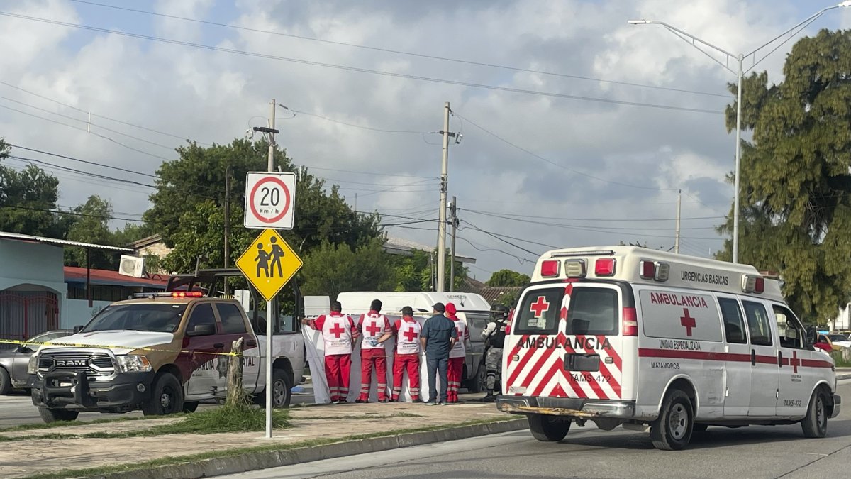 Personal de la Cruz Roja en la zona donde fue asesinado el presidente de la Federación de Cámaras Nacionales de Comercio (Fecanaco), Julio Almanza Armas, en Matamoros (México).