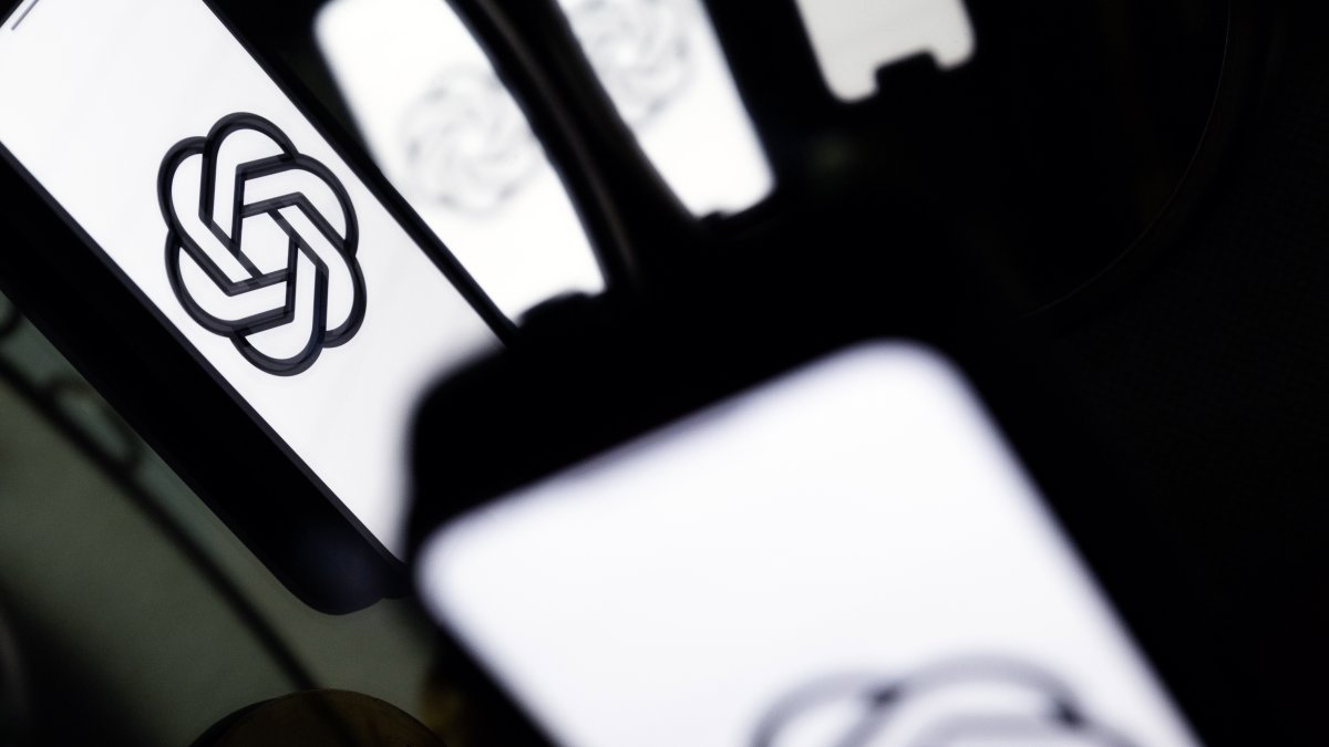 Una imagen de archivo de un teléfono con el logotipo de Chat GPT.