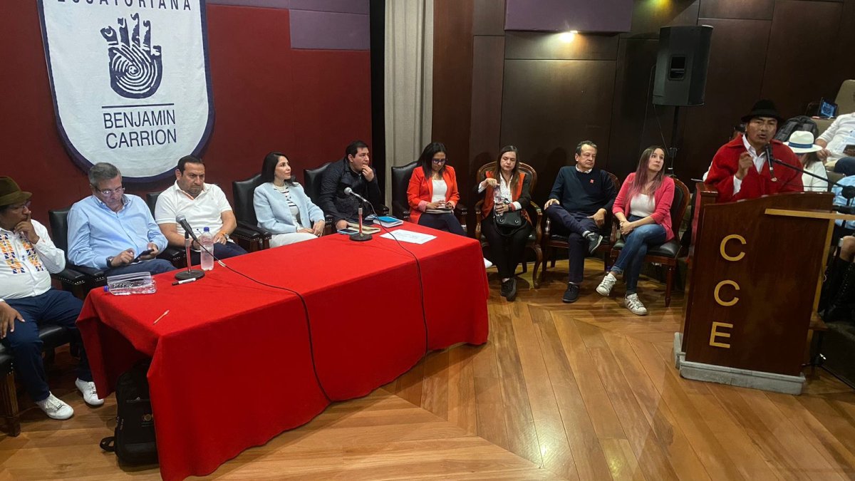 Churuchumbi, Jairala, González, Arauz, Rojas y otros dirigentes de organizaciones políticas de izquierda se reúnen en la Casa de la Cultura en Quito.