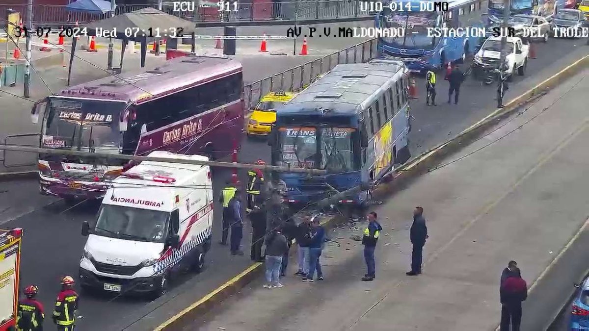 El bus se chocó contra el borde de concreto que limita el carril exclusivo del Trolebús, en el sector de El Recreo.