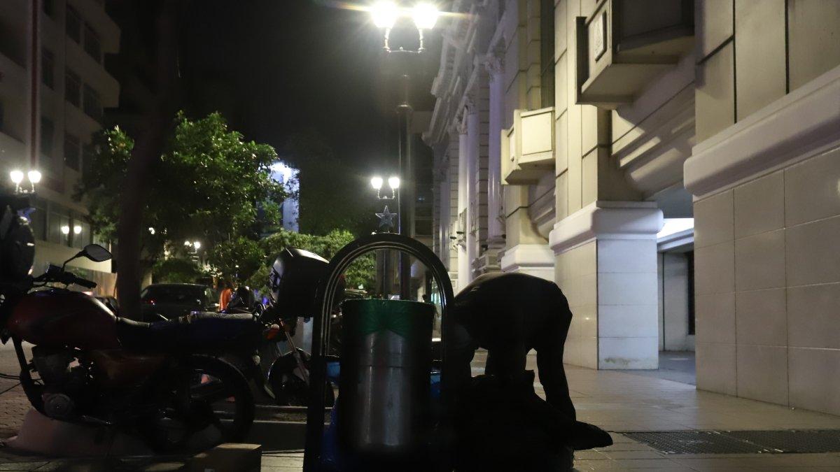 Fotografía nocturna de un tramo de la avenida 9 de Octubre, centro de Guayaquil. 