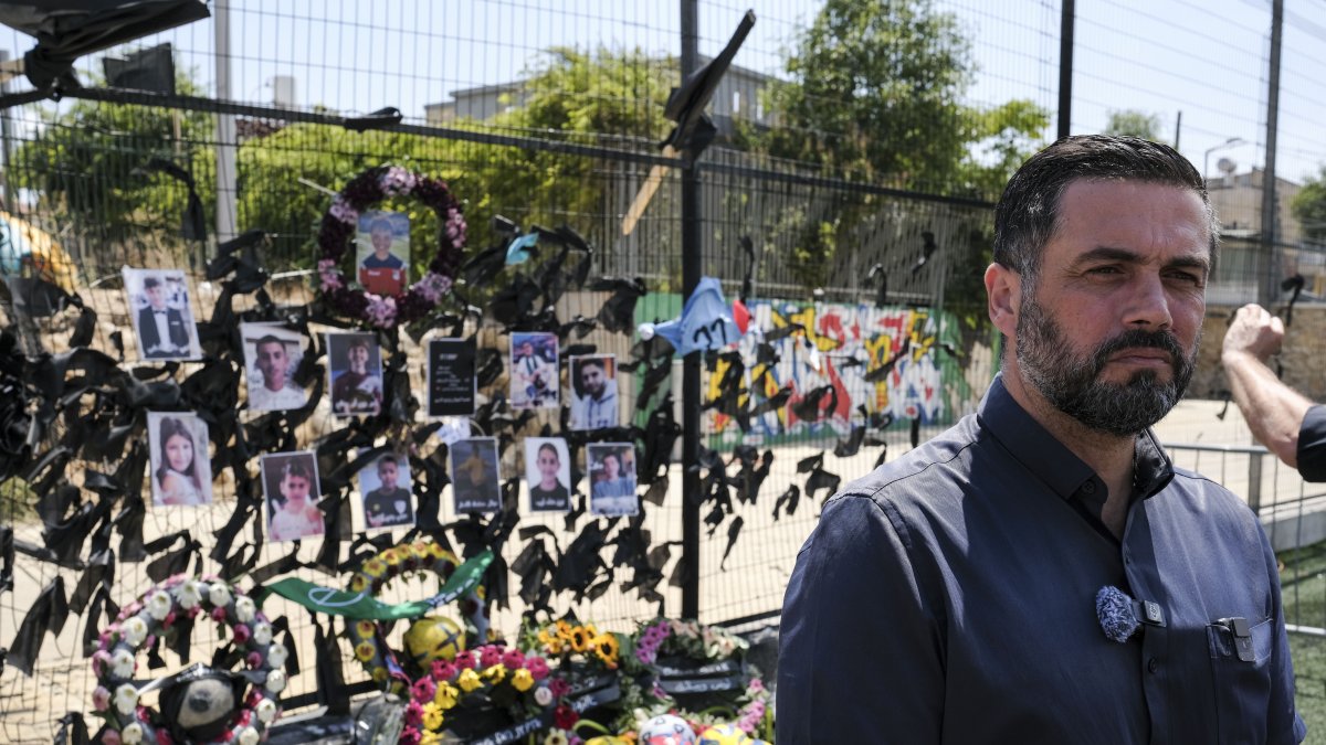 Dolan Abu Saleh, alcalde de Majdal Shams, frente al lugar del impacto en el que resultaron muertos 12 menores en Majdal Shams.