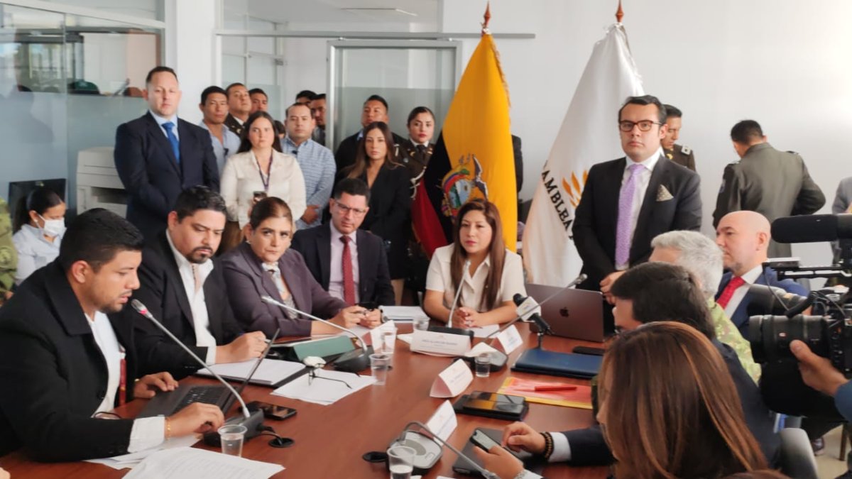 La ministra cuestionó que se haya dado al trámite de los dos juicios políticos cuando apenas este 31 de julio realizó su primera comparecencia tras los seis primeros meses de gestión.