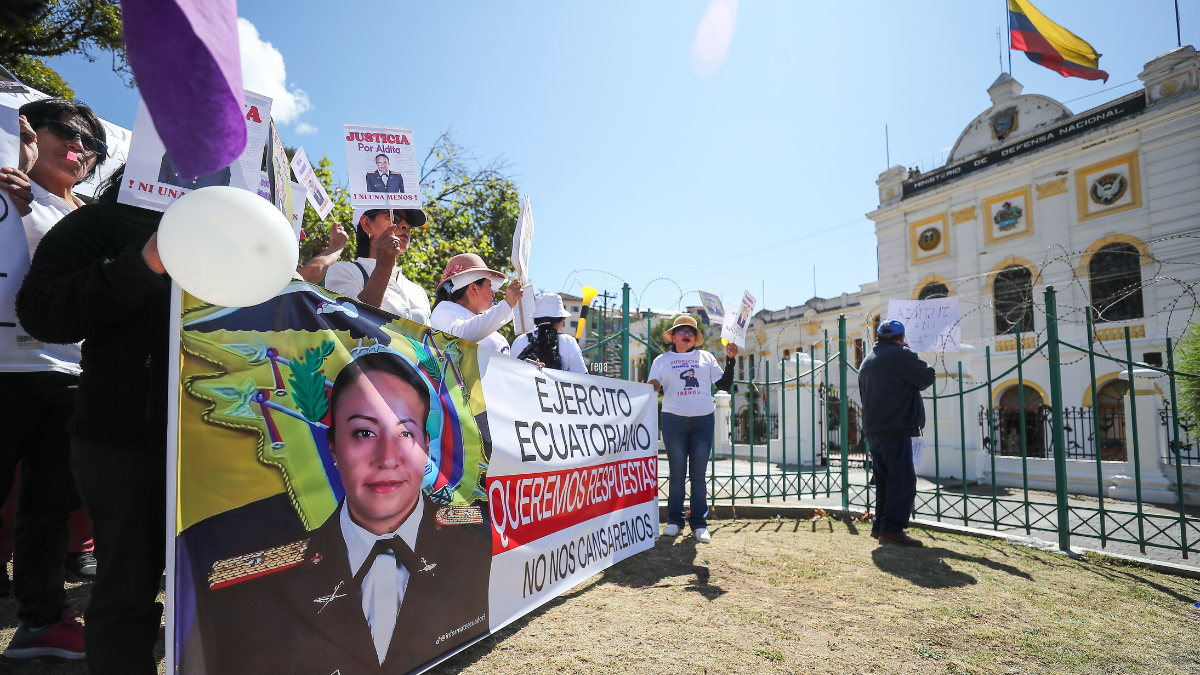 Integrantes de organizaciones feministas protestaron afuera del Ministerio de Defensa en Quito, para exigir justicia por el presunto feminicidio de la subteniente Aidita Ati.