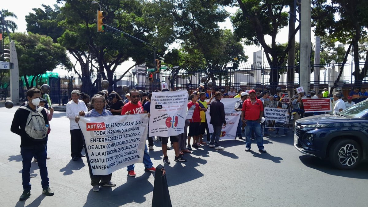 Los pacientes renales caminaron hacia la Gobernación en busca de respuestas.