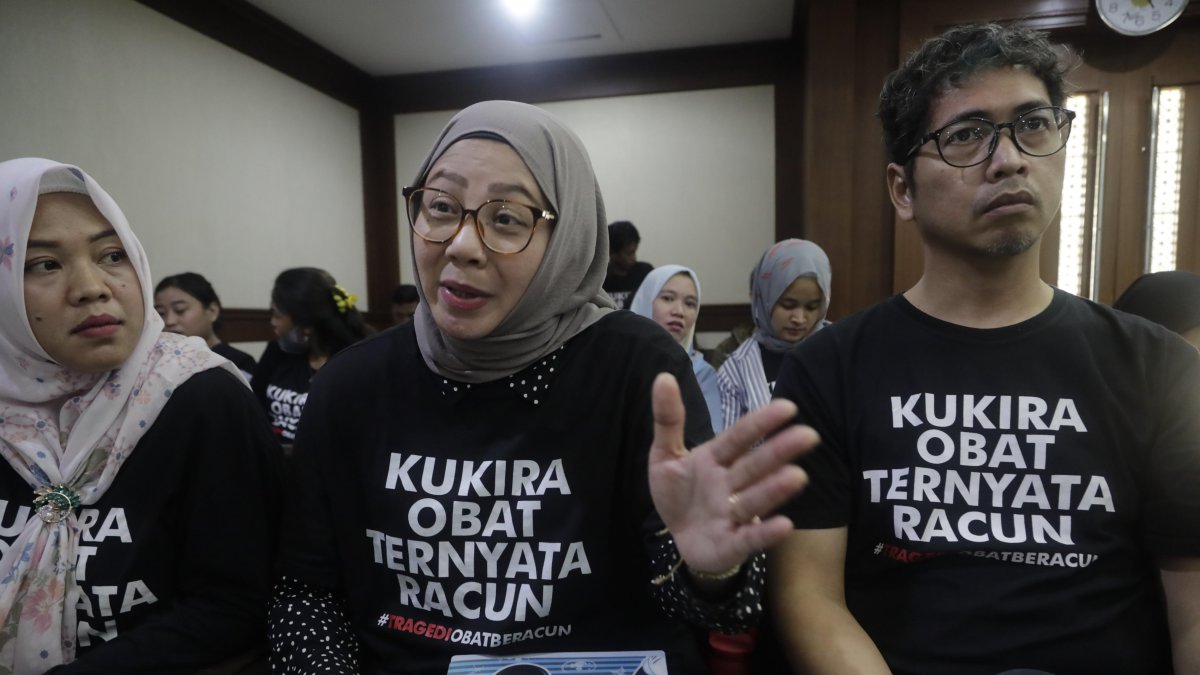 Safitri Puspa, madre de niños que murieron de insuficiencia renal relacionada con los medicamentos a base de jarabe contaminados, habla con periodistas.