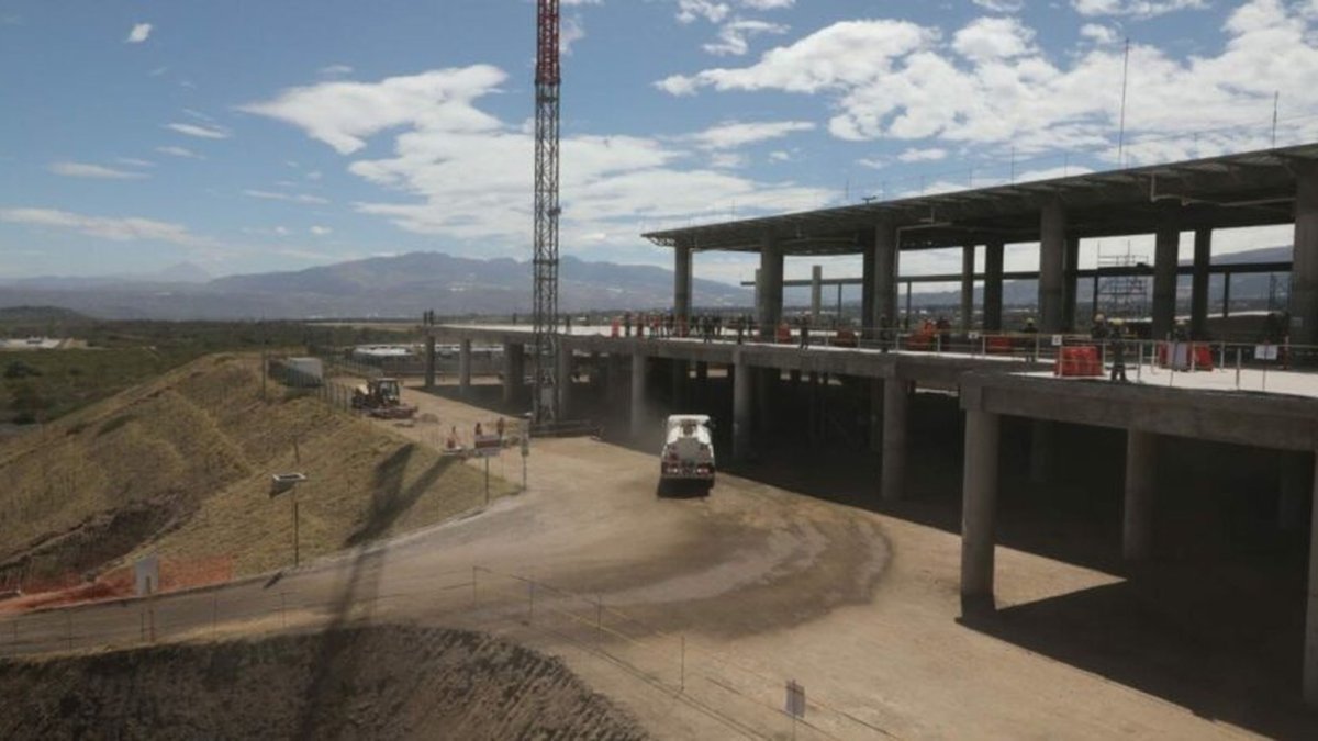 Se generarán 400 empleos directos durante la ampliación del aeropuerto.