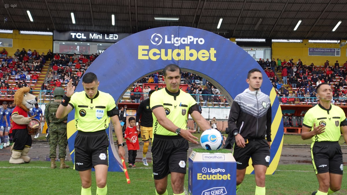 Los árbitros quieren que les paguen la deuda completa, para pitar los partidos.