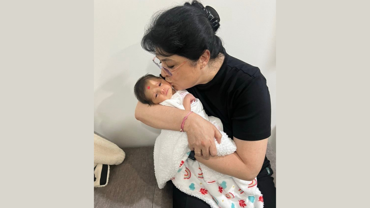 Victoria Ruffo y su nieta.