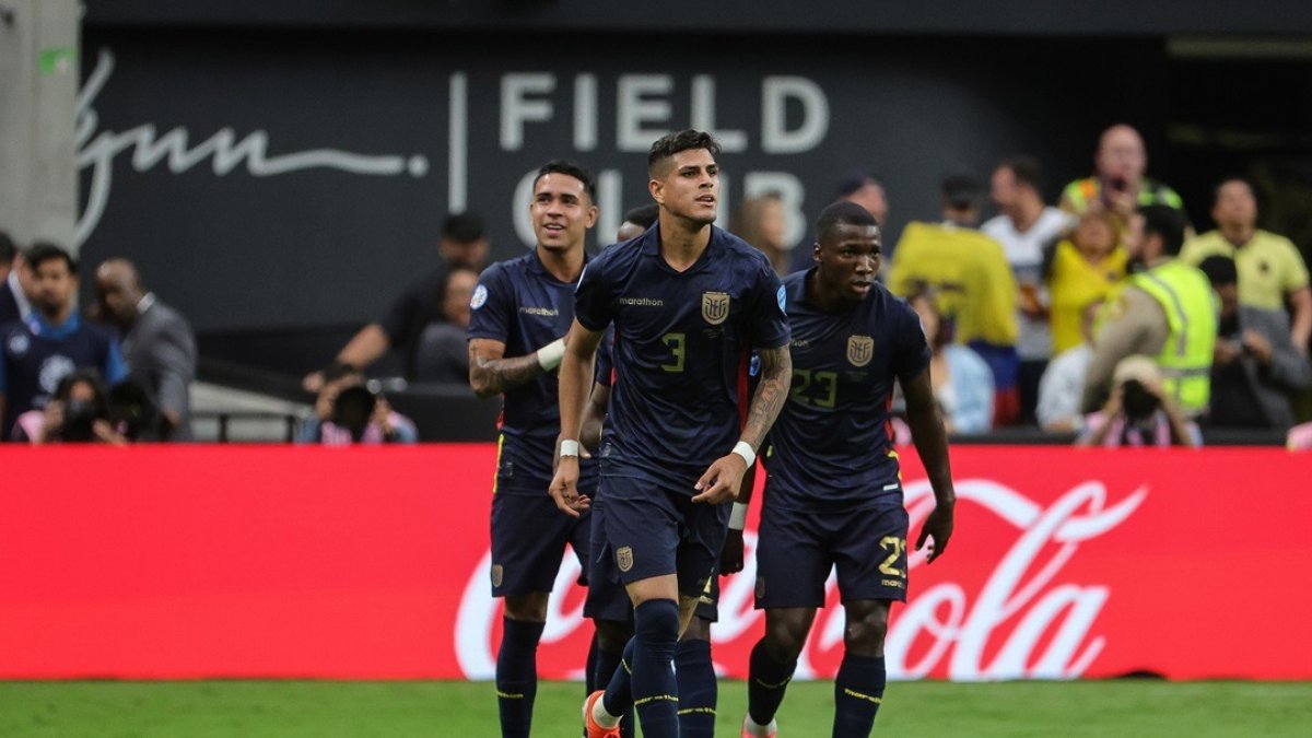 Piero Hincapié (c) celebrando junto a sus compañeros el gol conseguido ante Jamaica