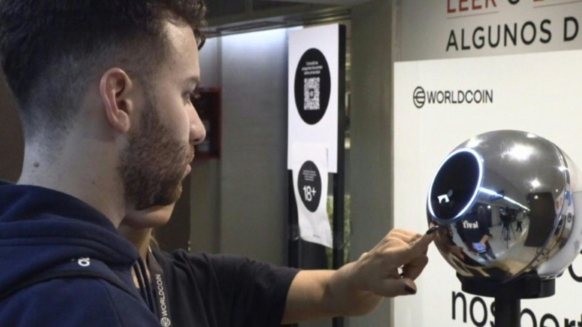 Worldcoin ofrece criptomonedas a los ciudadanos a cambio de un escaneo de iris.