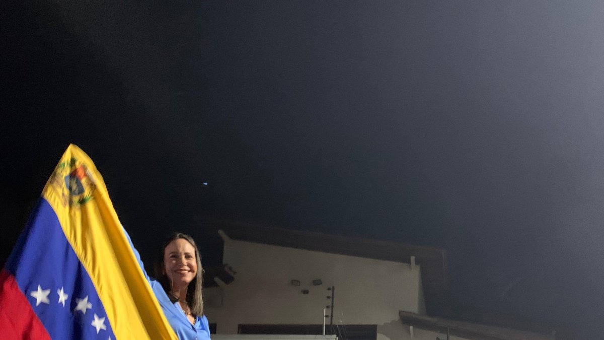 La líder opositora extiende un saludo a Ecuador por su apoyo en el proceso electoral.