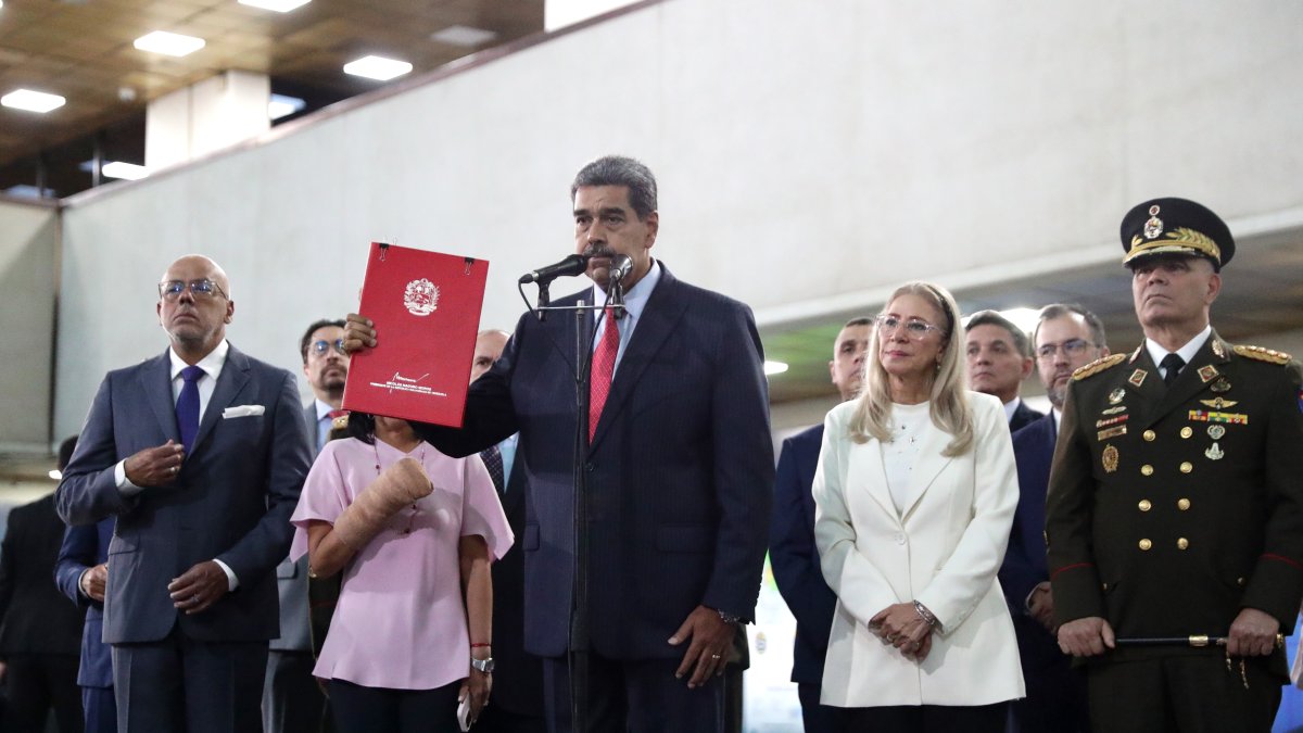 El presidente Nicolás Maduro, junto a la primera dama Cilia Flores, el presidente de la Asamblea Nacional Jorge Rodriguez, habla a la salida del Tribunal Supremo de Justicia (TSJ).
