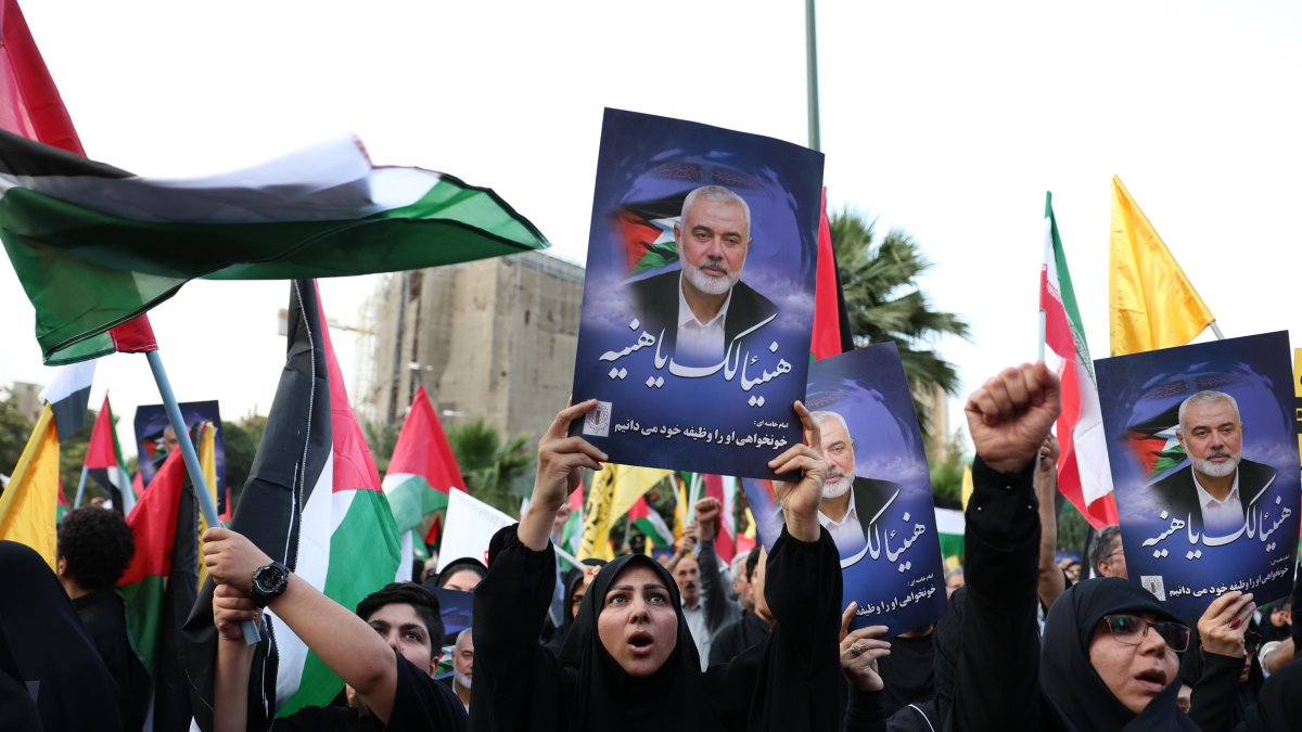 Teherán. Iraníes protestas con fotos del difunto Ismail Haniyeh, ayer.