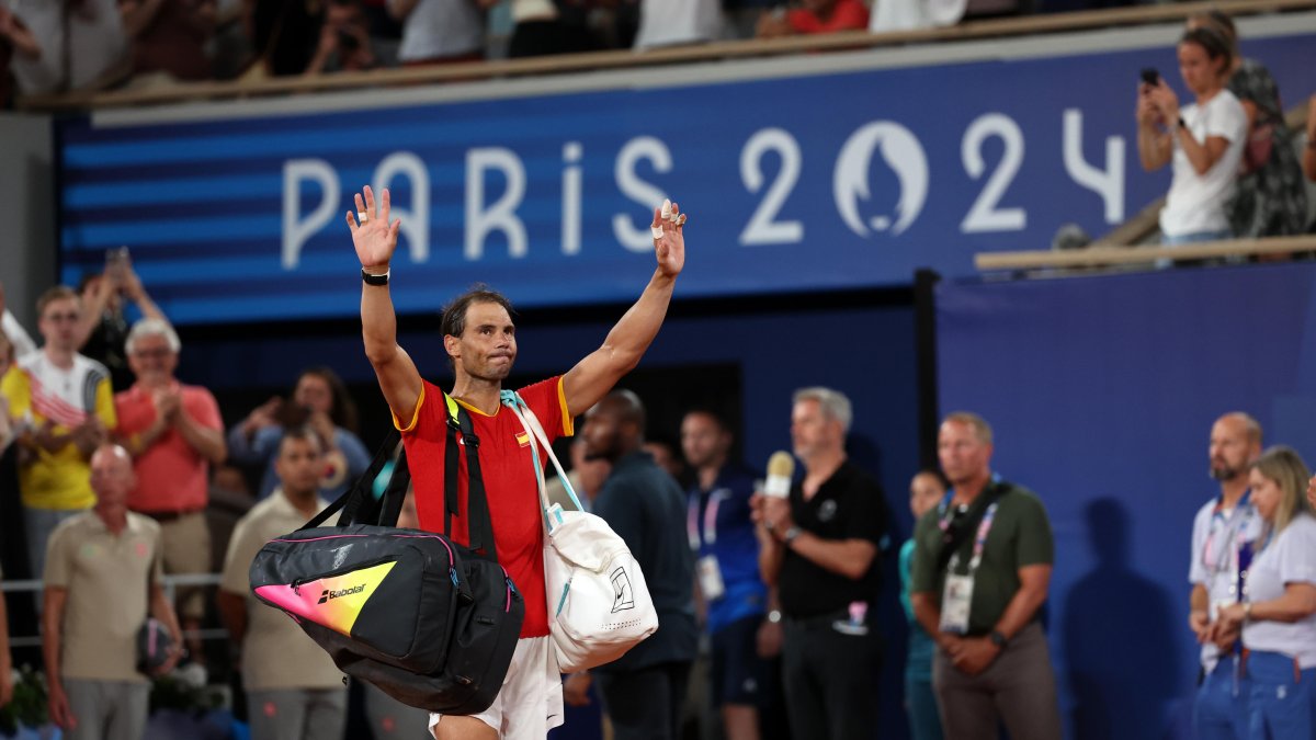 Agitando la mano y con la mirada melancólica Rafa dijo adiós a los Juegos Olímpicos y quizás a toda su carrera deportiva.