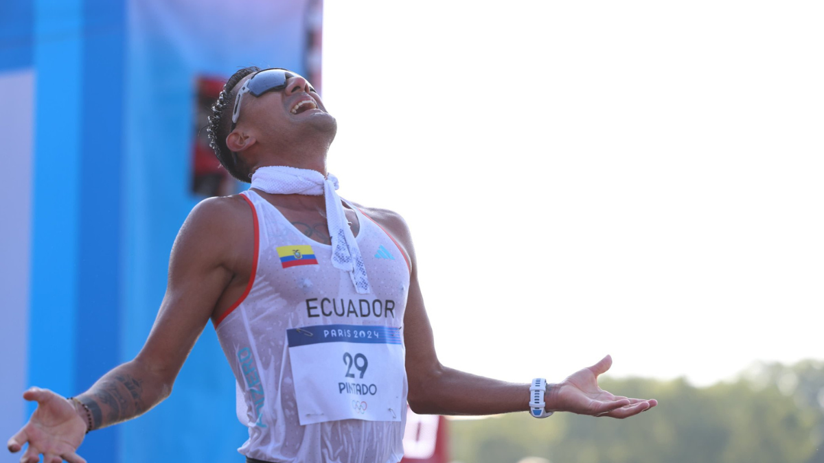 El marchista ecuatoriano no perdió la oportunidad de mostrar la foto de sus hijos Nico y Monse, tras ganar la medalla de oro al pie de la Torre Eiffel.
