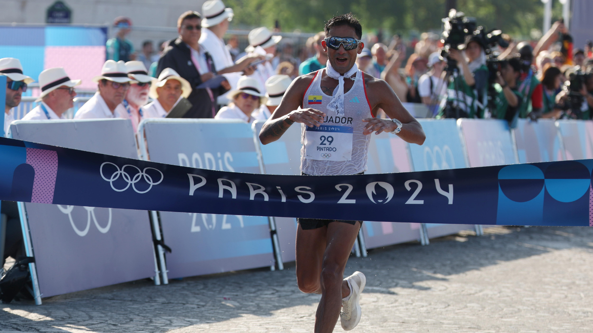 Daniel Pintado cruza la línea de meta para ganar la final masculina de 20 km de marcha de las competiciones de atletismo de los Juegos Olímpicos de París 2024.