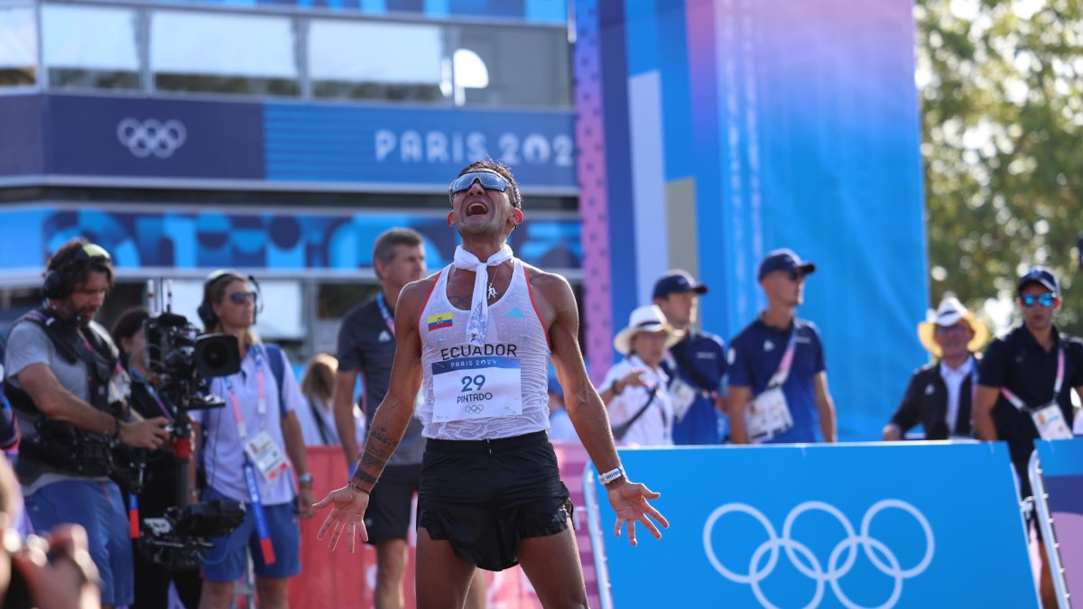 Daniel Pintado en la meta a lo Cristiano Ronaldo en el festejo.