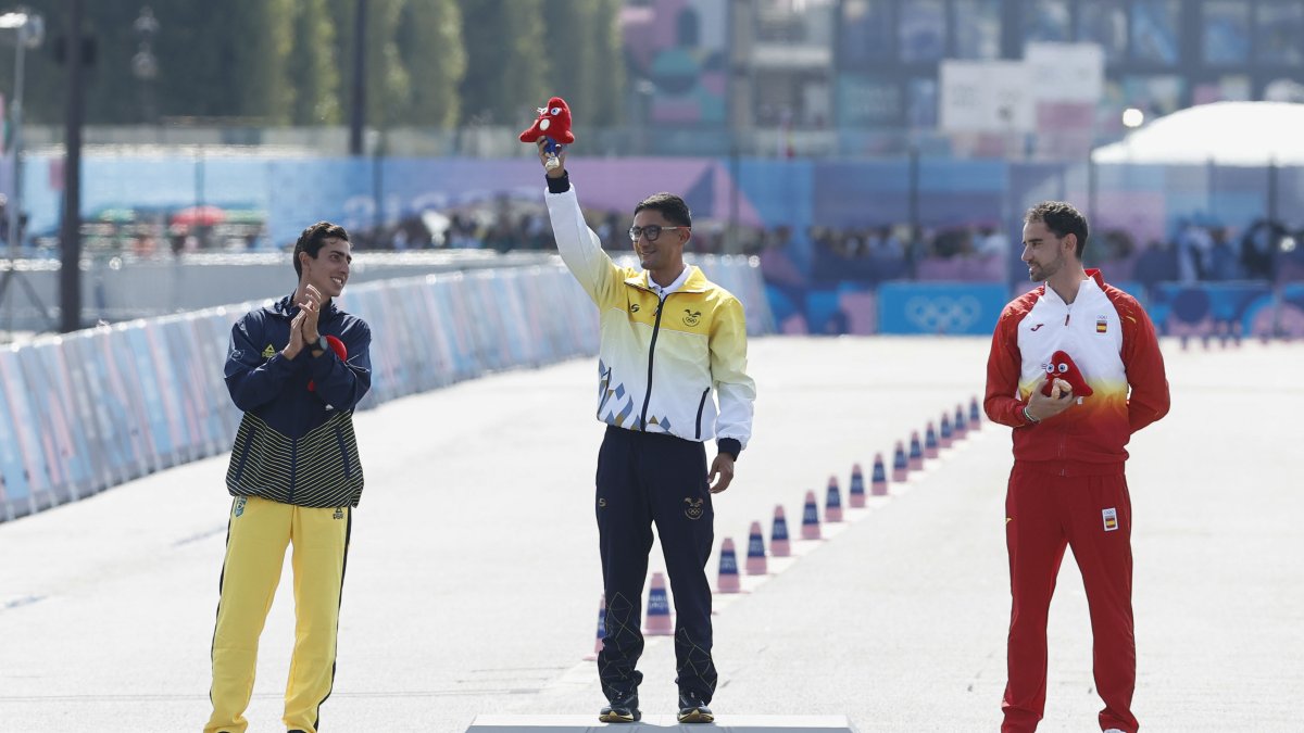 El ecuatoriano Daniel Pintado (c) celebra el oro junto al brasileño Caio Bonfim (i), plata, y el español Martín Álvaro (d), bronce, en el podio de los 20km marcha de París 2024.