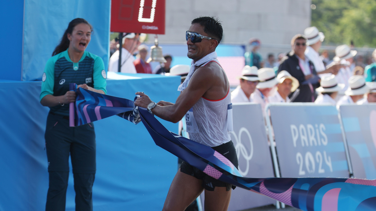 Daniel Pintado de Ecuador cruza la línea de meta para ganar la final masculina de 20 km de marcha de las competiciones de atletismo de los Juegos Olímpicos de París 2024.