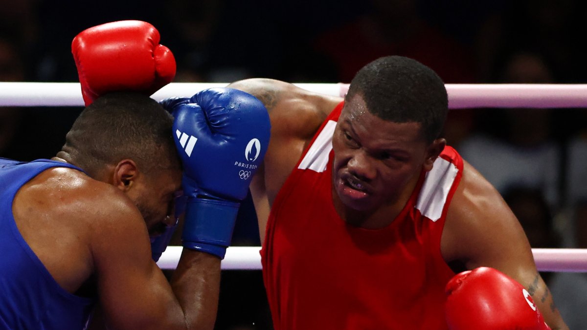 Gerlon Congo (rojo) venció al medallista olímpico en Tokio, el brasileño Abner Teixeira, en octavos de final de la categoría +92 kilos, la de más peso en los Juegos Olímpicos.