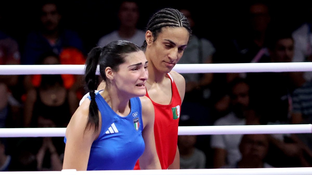 Angela Carini (L) de Italia abandona su combate en los octavos de final de los preliminares de 66 kg femeninos contra Imane Khelif de las competiciones de boxeo en los Juegos Olímpicos de París 2024, en el Arena Norte de París en Villepinte, Francia, el 1 de agosto de 2024.