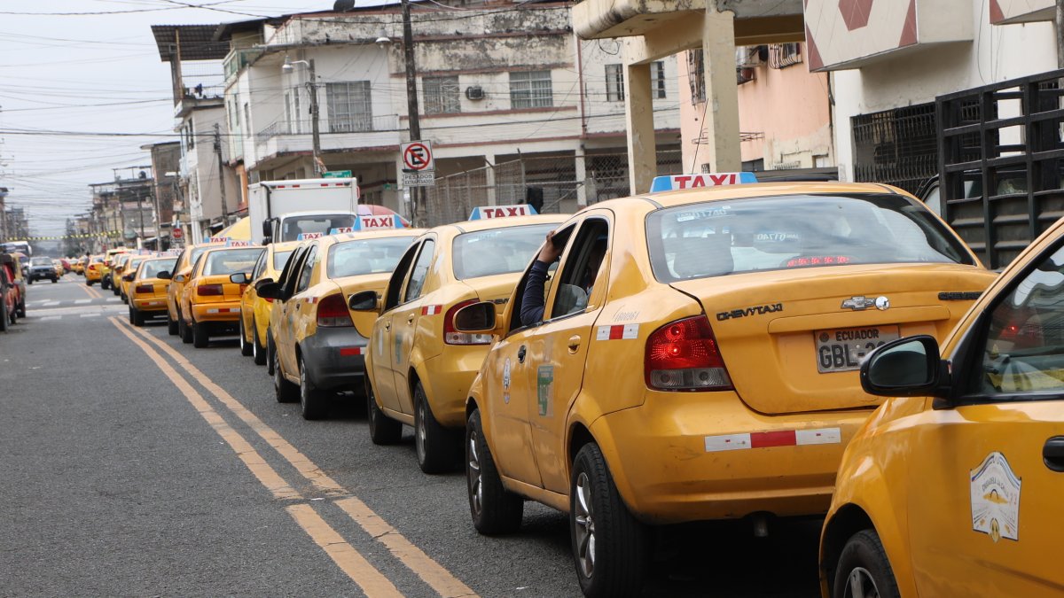 Decenas de taxistas buscan tanquear en gasolinera de Petroecuador.