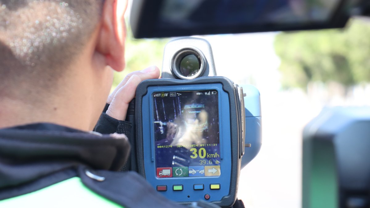 Los agentes usan cinemómetros para medir la velocidad a la que van los vehículos.