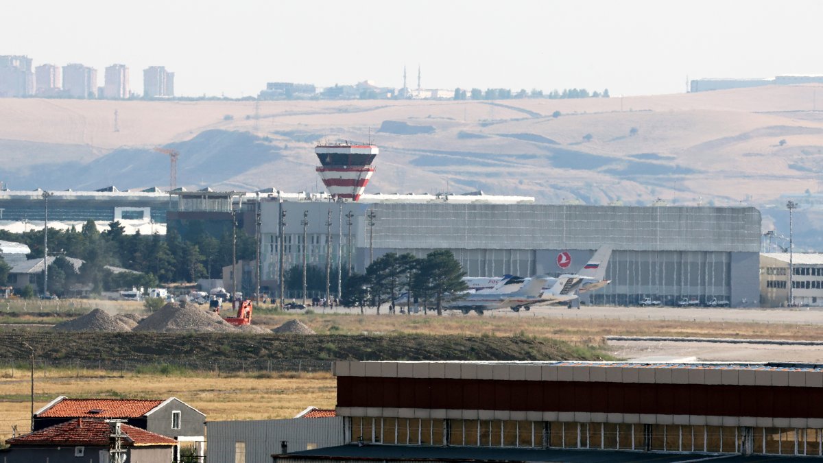 Un avión del gobierno ruso y aviones privados se ven en el Aeropuerto Esenboga en Ankara.